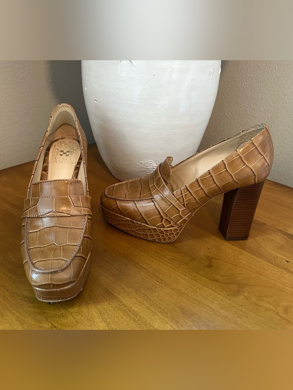 Vince Camuto The Mebrana Tawny Birch Brown Croc-Embossed Platform Loafers • EUC